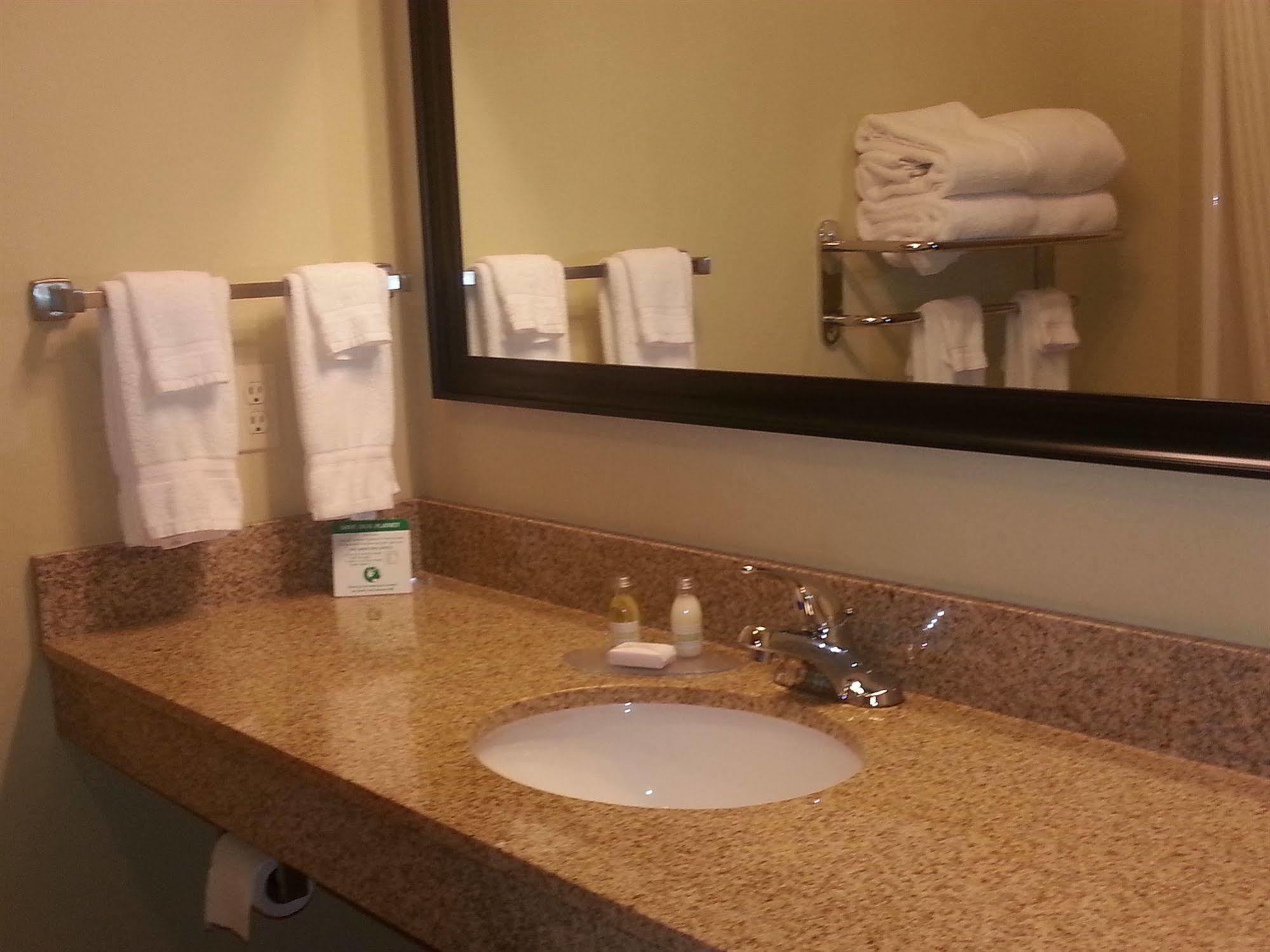 Cobblestone Inn & Suites - Bloomfield Dış mekan fotoğraf